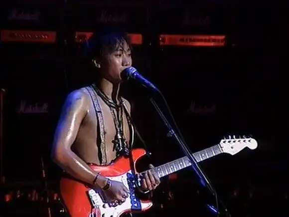 儿童节刚过家驹生日就要来他不仅是位摇滚巨星更是个长不大的男孩