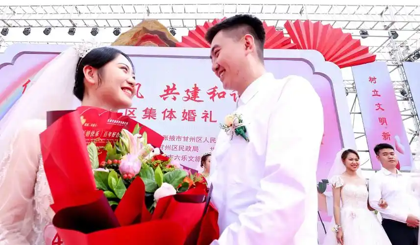 520见证婚俗新风张掖20对新人集体撒糖