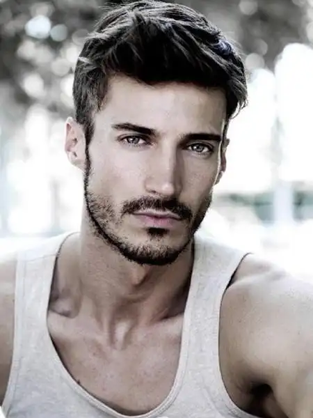 上唇须算是胡子中的基础款,可是修饰嘴型,但是不太适合嘴唇薄的男士.