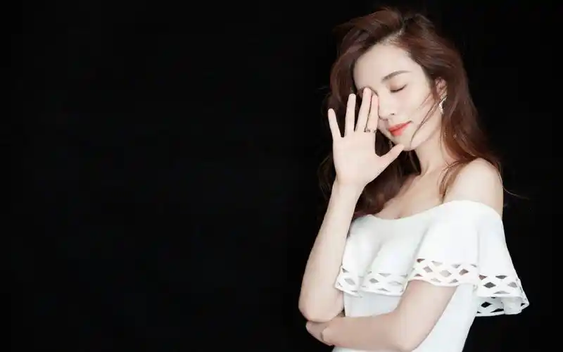 王晓晨性感迷人写真桌面壁纸