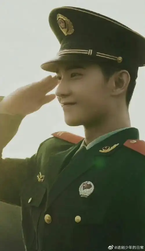 杨洋同学会好嗨,第一次见到年轻人同学聚会唱红歌,领军礼的!