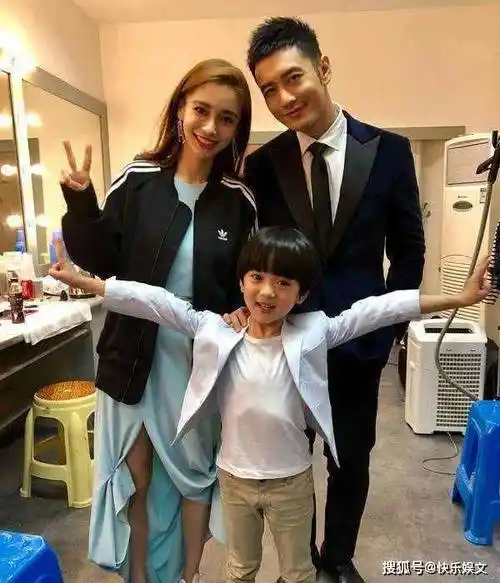 盯着手机忙工作,不忘陪伴儿子真有爱_海绵_孩子_女人