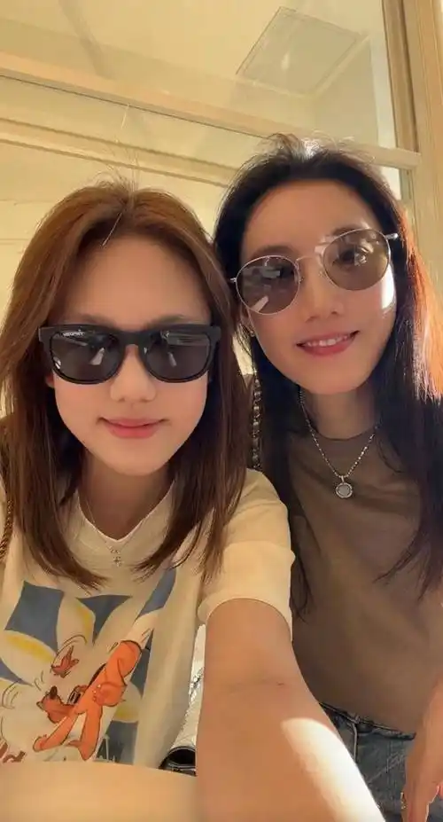 她出道24年,低调隐婚,43岁与15岁女儿同台演戏