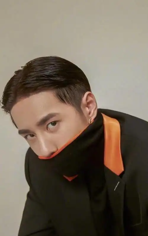 王一博新剧黄埔头造型引热议,"油头"发型凸显敬业精神