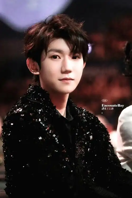 王源微博之夜内场饭拍9615  溢出屏幕的帅气,侧颜好优越#王源绊