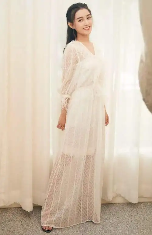 蒋依依做"一字马"被截图!看到她的全身照后,这少女身材太绝了