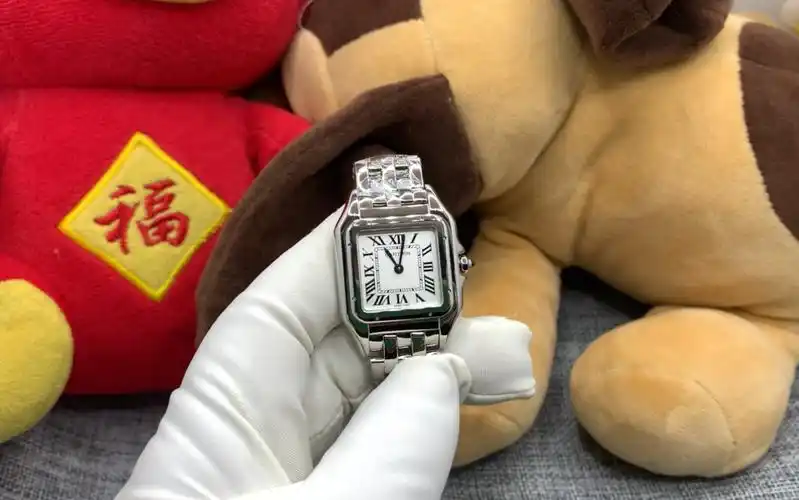 小巧精致的卡地亚猎豹女士石英腕表