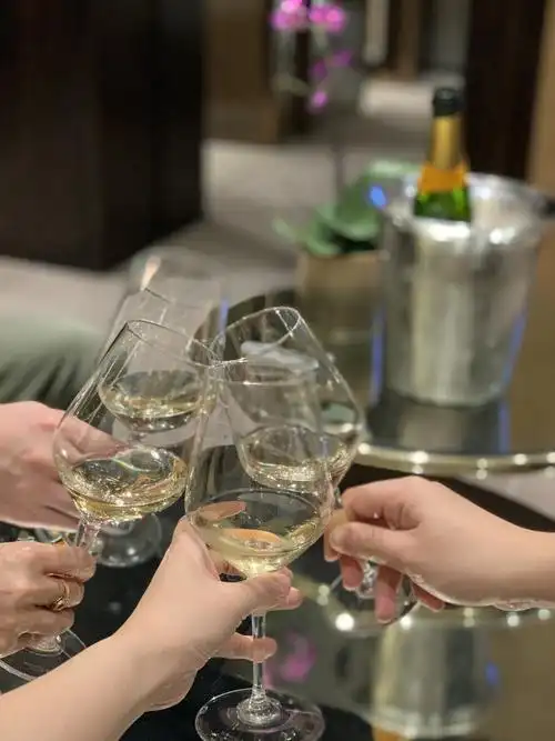 真实喝酒干杯的真实图片在宾馆喝酒的图片女生喝酒干杯照片朋友一起