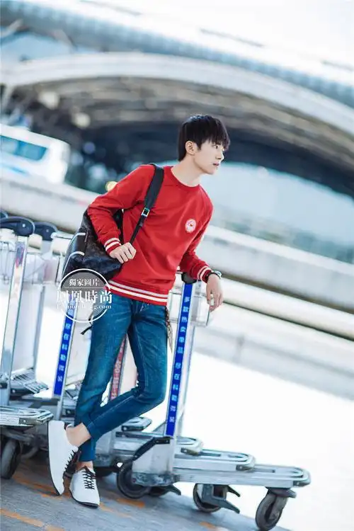 独家街拍|易烊千玺启程丹麦 全身被lv承包