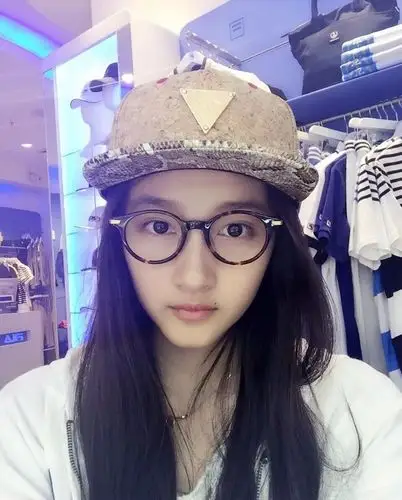 鹿晗戴眼镜是贵公子关晓彤戴眼镜怎么就感觉不太对呢