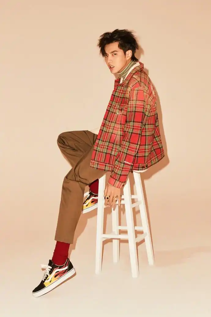 组图吴亦凡红格纹外套五官帅气精致葡萄眼盯镜头深邃纯粹