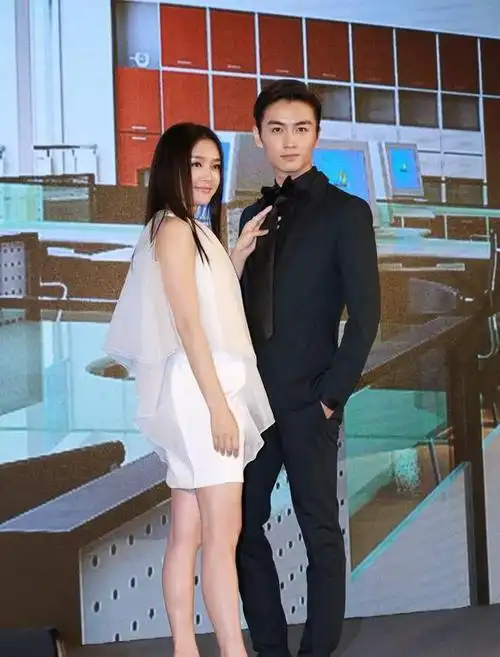 秦岚的穿"液体裙"真的太美了,好身材一览无余,黄晓明后悔了吧