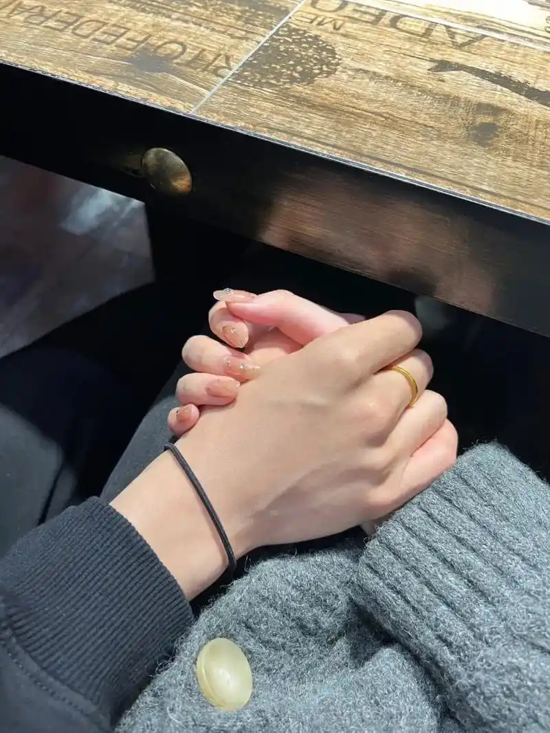 一定要和男朋友拍好多牵手的照片.#爱情 #情侣 #牵手 #情 - 抖音