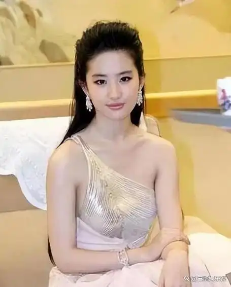 刘亦菲为何至今单身?不是没人敢娶,看了这些照片你就知道了