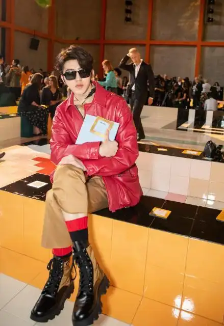 不仔细看,还以为蔡徐坤穿的是红色秋裤,其实是红黑撞色的毛袜子,搭配