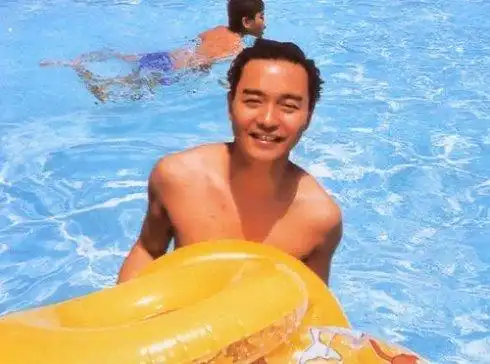 张国荣早年私密泳装照曝光(组图)