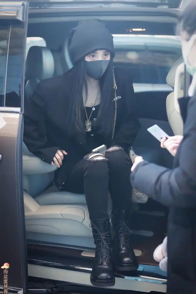 鞠婧祎机场街拍分享,戴着口罩露出漂亮大眼睛,楚楚动人