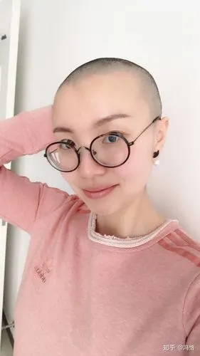 比寸头还寸哈哈哈,拍完婚纱照回老家结完婚就剪了,开始剪的是普通短发