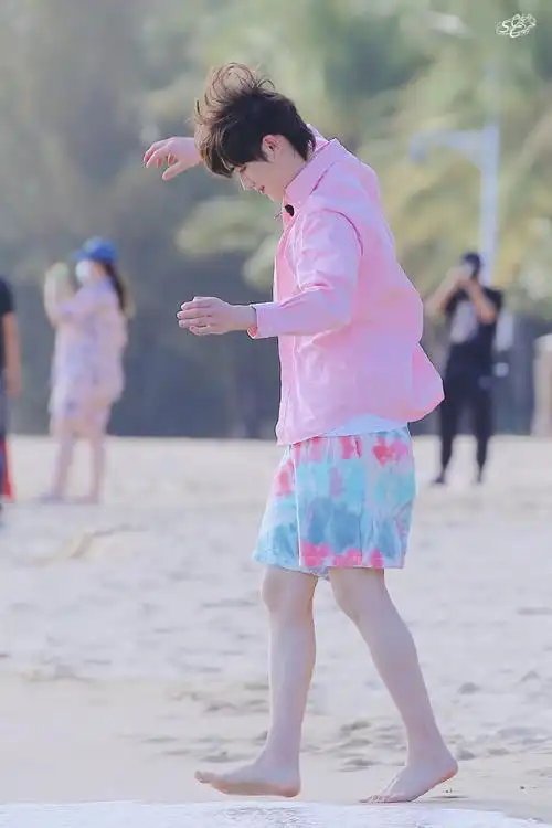 丁程鑫团综沙滩奔跑路透##时代少年团今日海边路透