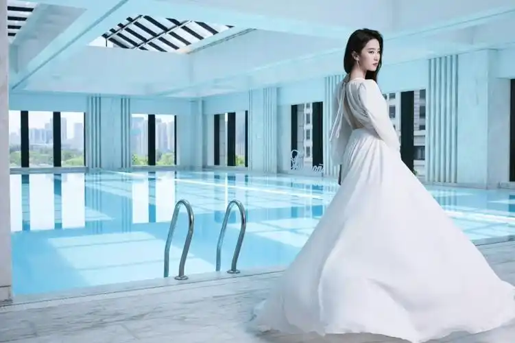 刘亦菲你这背景太假了