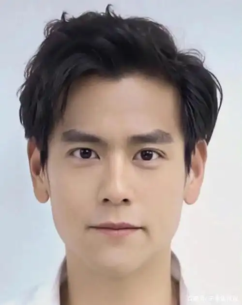 照片中,彭于晏身穿一身黑色休闲服,面戴口罩,头发凌乱,网友纷纷调侃