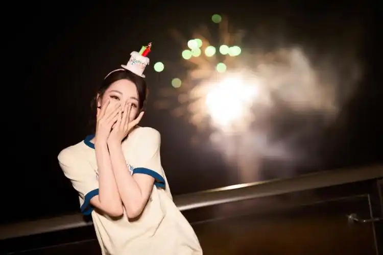 在32岁生日这天,迪丽热巴发了一首新歌