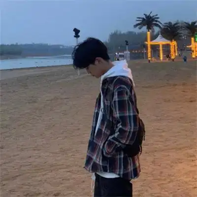 干净好看的优质背影帅气男头 海边日落氛围感很强的背影微信头像_男生