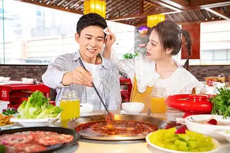 青年男女欢乐吃火锅图片素材