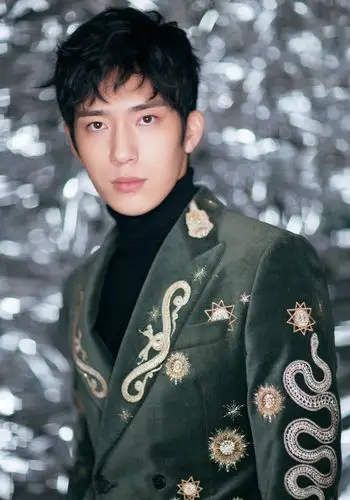 井柏然帅气有型西装写真高清图片