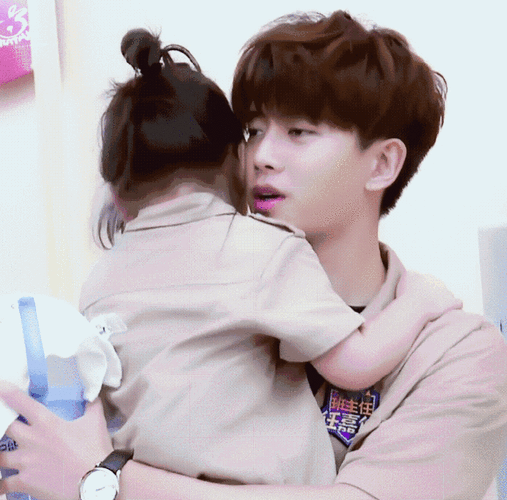 周生如故#看周生如故彻底emo了,任嘉伦带娃的样子简直就是在弥补我们