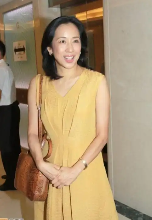 朱玲玲虽然是"奶奶辈"了,但穿连衣裙像30岁,一点儿不输女团