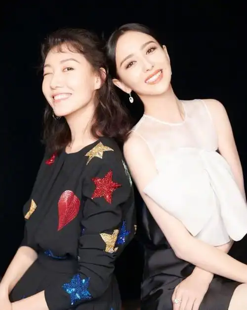 佟丽娅高露闺蜜合照来袭林小娘打扮打扮不输精致的娅娅