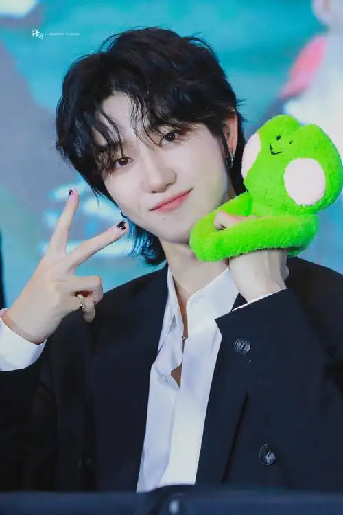 #徐明浩白色狼尾造型#