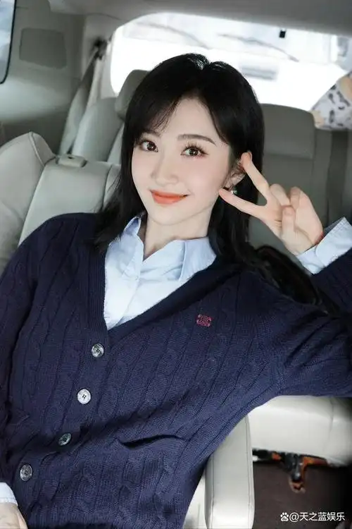 闪烁的镜头前,我们捕捉到了一颗闪亮的星——景甜,以她的精致与优雅