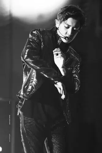 与昨天那个帅气开朗的灿烈完全不是一个风格,今天简直就是暗黑系气场