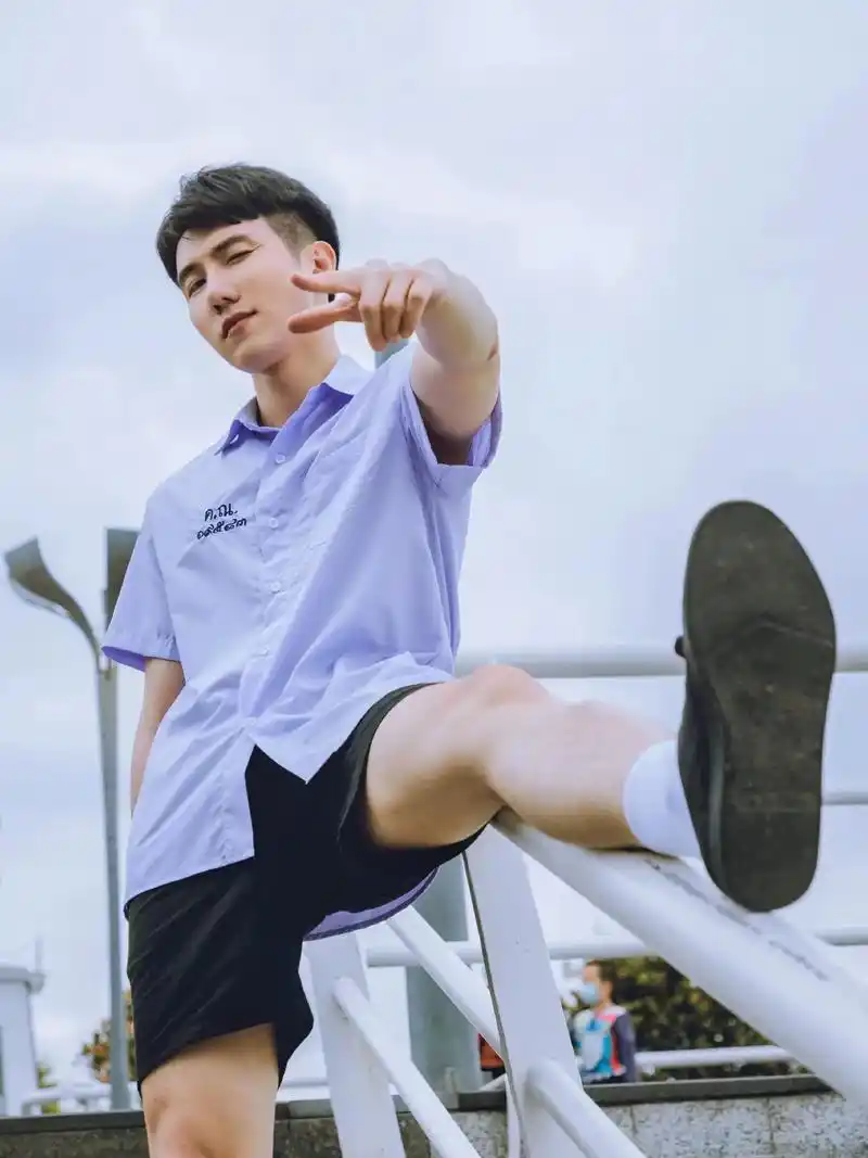 男生拍照92,就要摆一些痞帅的pose啊.hello,我是17 - 抖音