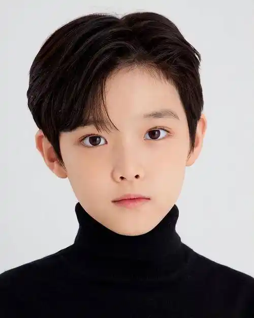 龙年新学期小男孩发型别乱剪,选这几款就对了,个性时尚很帅气_孩子