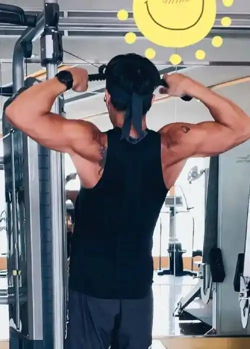 他是李连杰的接班人,反派打星专业户,还是痴迷撸铁的肌肉奶爸_安志杰