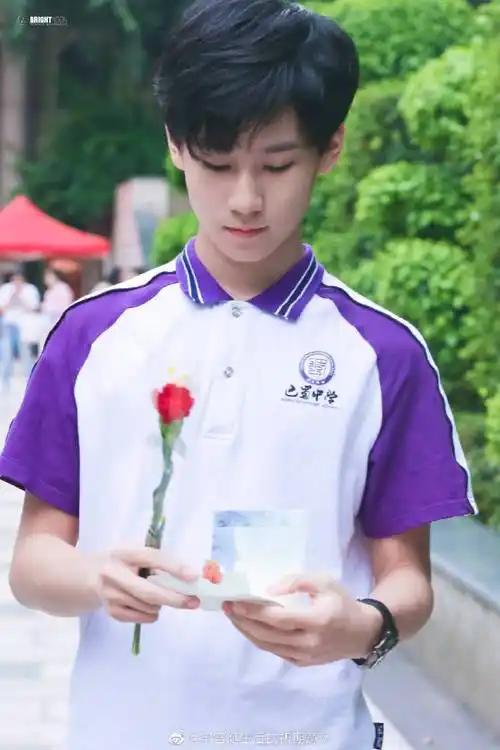 张真源[超话]#[兔子]#明星青春校园造型loo.