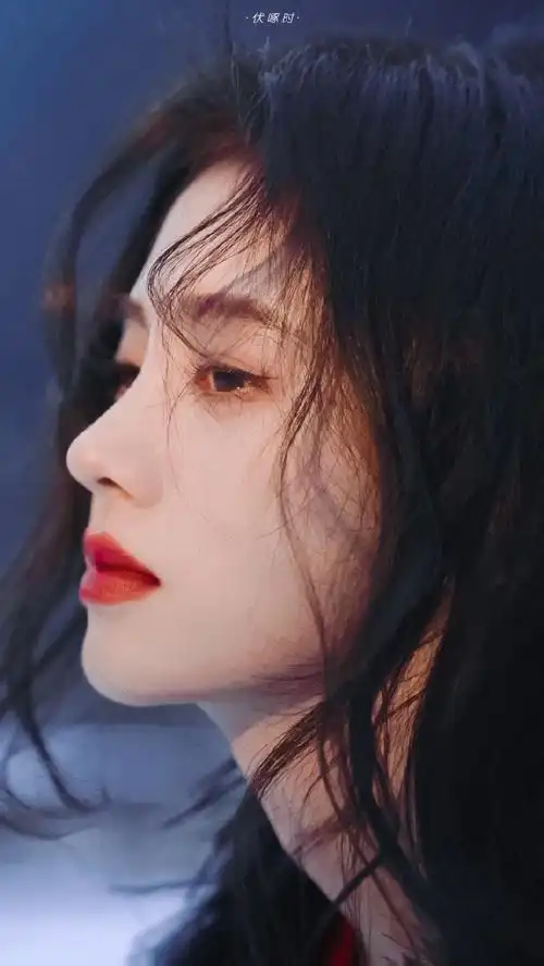 鞠婧祎雪地红裙氛围感大片