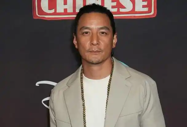 48岁的吴彦祖皮肤黝黑留着两撇小胡子看起来好像赵本山