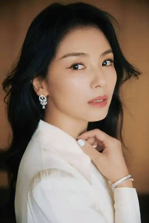 44岁刘涛闪耀活动现场!穿白裙好嫩啊,"换脸"大成功彻底回春了