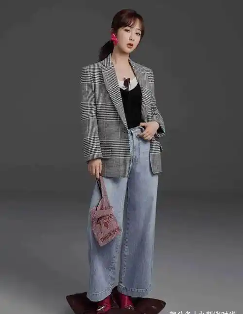 杨紫喜迎28岁生日,李现借机晒甜蜜合照,两人同框亲蜜感十足_造型_西装