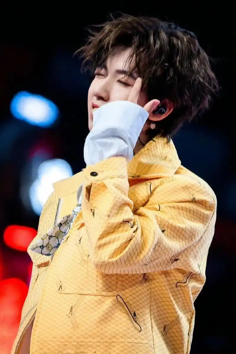 19~澳门演唱会~贺峻霖~②         	 清冷的月光少年,清冷感十足,宝宝