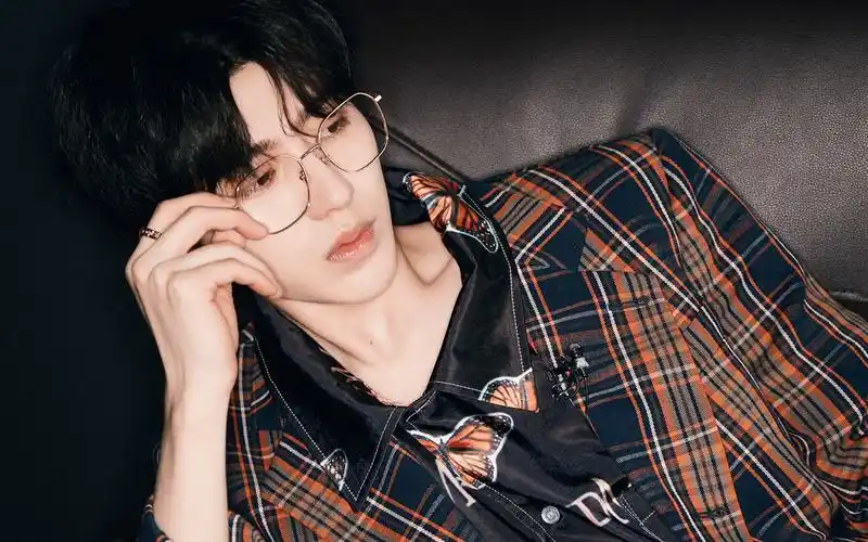 蔡徐坤格子西装文艺帅气图片壁纸