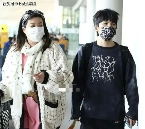 大张伟澳洲被偶遇,妻子消瘦明显,脚蹬8千元鞋子,穿搭很另类_刘迎_网友