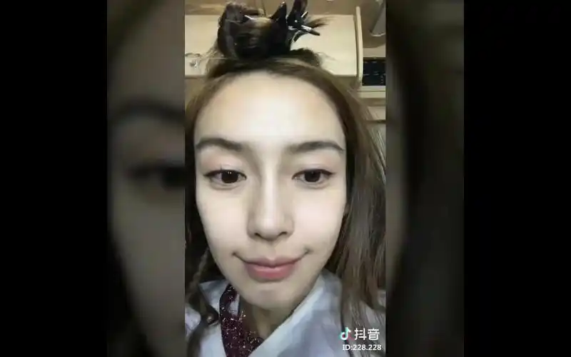 见过 【杨颖】angelababy素颜化妆吗她素颜漂亮吗?