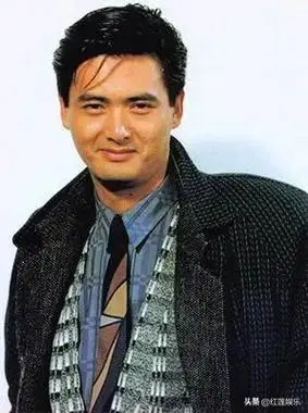 周润发,1955年出生香港,祖籍广东开平,他演的"小马哥"很经典