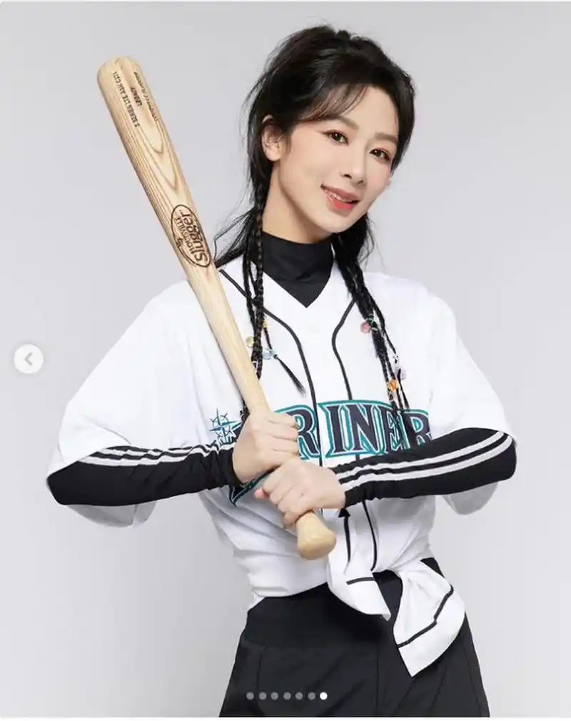 近日,杨紫官宣成为mlb中国棒球文化推广大使,并晒出了一组棒球服的新