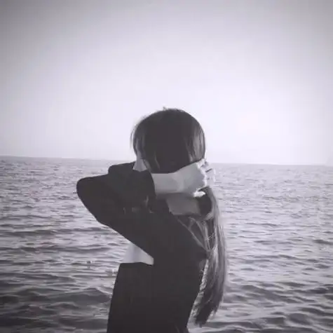 qq灰色头像伤感女生背影头像